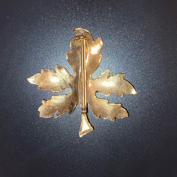Vintage Maple Leaf Brooch. Antique Gold Tone. Measurements in photos. - Picture 6 of 7